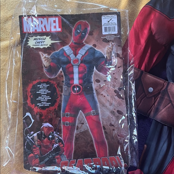 Adult Deadpool Costume - Picture 4 of 6